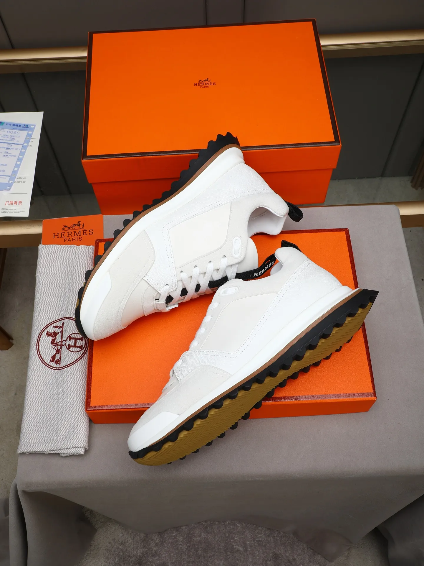 PP680【Hermes】fe new arrival~New Bouncing sneakers are the most comfortable shoes from Hermès. They are extremely light on the feet and look great. You won’t feel tired even when you go shopping and running around. 👍Very light and comfortable. Extremely light. Perfect for both sports and leisure. They feel great when you step on them! It’s up to you to choose, there’s always what you want~ ✔️Fabric: Imported first-layer cowhide ✔️Inner lining: Imported water-dyed cowhide ✔️Outsole: Seamless combination of IP+TPU (multi-color letters) German technology irradiation machine ✔️Code number: Male 38-44 (45 customized)